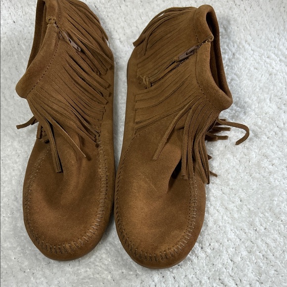 Minnetonka Women’s Brown Fringe Moccasins Size 10 - Picture 1 of 9